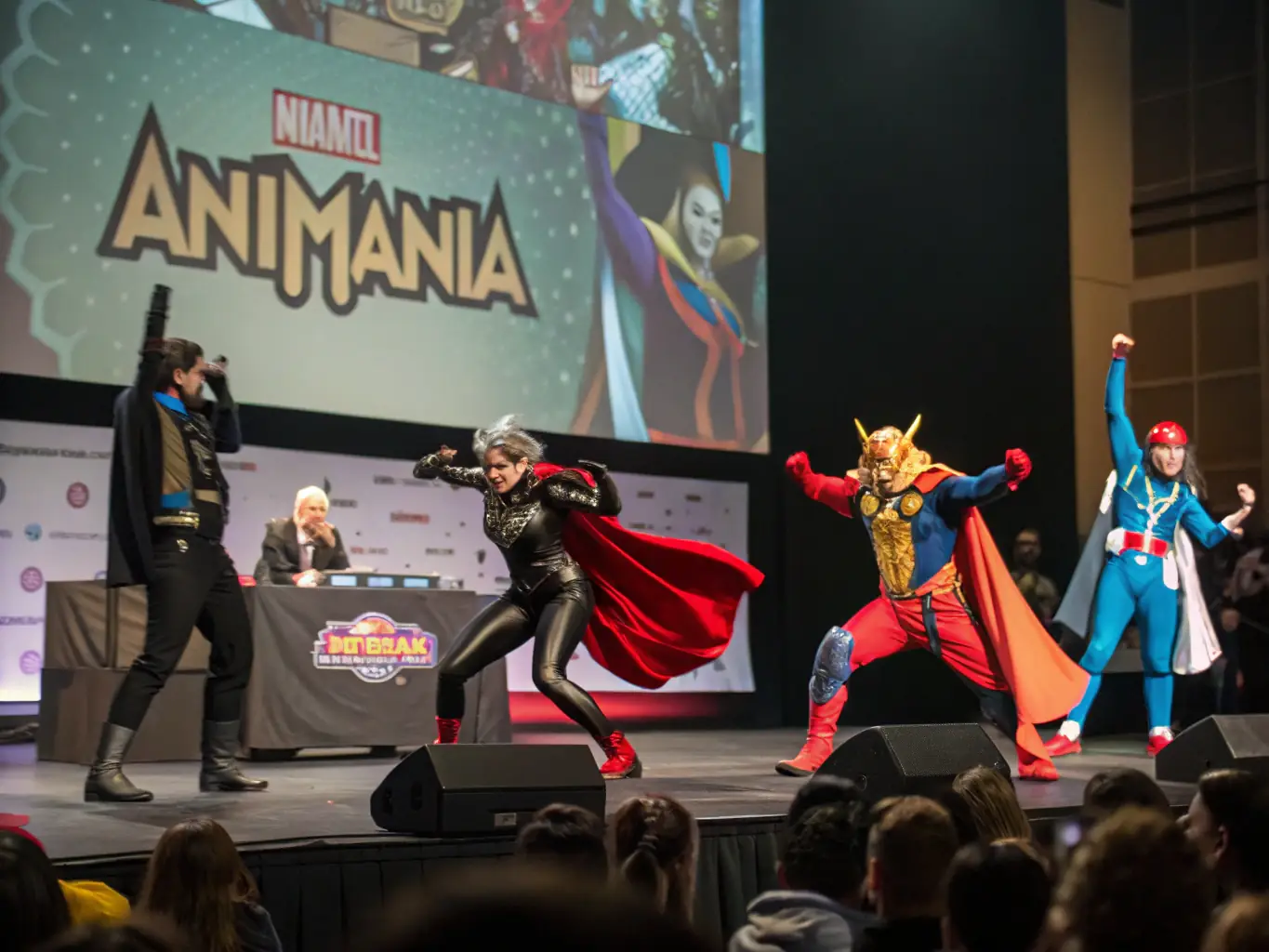 Immagine di un partecipante a una gara di cosplay che indossa un costume elaborato e posa sul palco durante il concorso di cosplay di AstiComics.